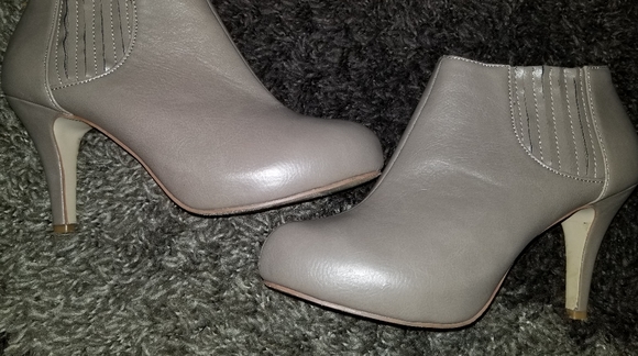 Steve Madden Shoes - Sz 7 Madden Girl taupe booties